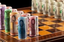 Еврото и доларот продолжуваат да слабеат