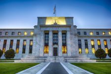 ФЕД: Монетарната политика е добро поставена и покрај ризиците од војната и инфлацијата