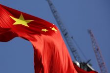 Индексите паѓаат поради сомнежите за силното закрепнување на Кина