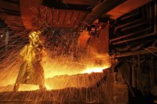 САД ги намалуваат царините за опремата од метал на 15% до наредната година