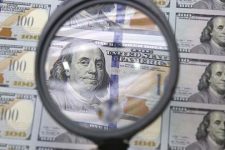 Курсот на доларот стагнира, цената на златото достигна нов рекорд, благо поскапе нафтата