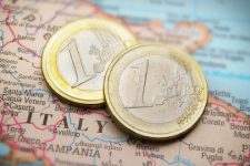 Италија е на добар пат да ја замени Грција како најзадолжена земја во еврозоната