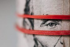 Доларот е на пат кон најголема неделна загуба за четири месеци поради фокусот на ФЕД