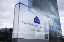 ЕЦБ засега нема да ги менува каматните стапки