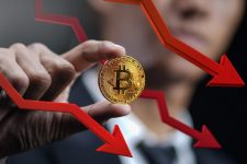Биткоинот падна за дури 8,16% на 73.000 евра, инвеститорите ги распродаваат ризичните средства