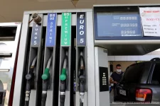 Дизелот поевтинува за 2,5 денари, а бензините поскапуваат за два денара за литар