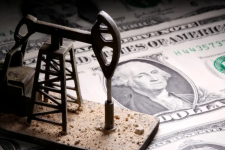 Доларот расте, нафтата скокна рекордно по конфликтот на Блискиот Исток