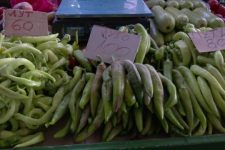 Намалувањето на цените во трговијата, не ги намали цените на зеленчукот и овошјето по пазарите