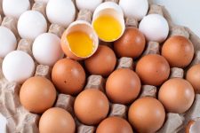 Во Германија наскоро ќе се продаваат само бели јајца?!