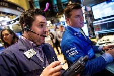 Продолжува падот на сите берзи, се заканува рецесија