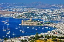 Туристите ги менуваат плановите поради војната: Турција бележи масовни откажувања