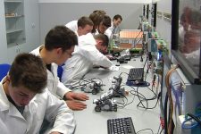 Средните училишта се подготвуваат за отворање реални компании преку нова програма