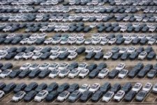 Пад на продажбата на нови автомобили во ЕУ, но електричните и хибридите во пораст