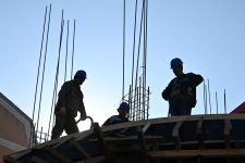 Административна мафија ја урива економијата со блокада на ангажирање странски работници во Македонија