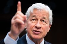 Џејми Дајмон (JPMorgan) предупредува: Војната со Иран може да ја зголеми инфлацијата и каматните стапки