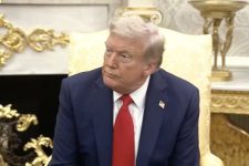 Трамп ги тужи JP Morgan Chase и Џејми Дајмон поради затворање на банкарски сметки