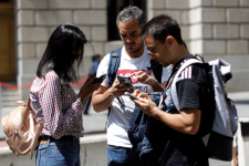 Како што AI го менува шопингот, американските трговци се обидуваат да ја сменат својата онлајн видливост