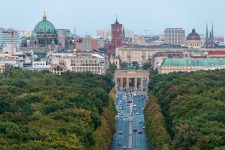 Германија сè позависна од Кина: расте увозот на батерии, панели и антибиотици – експертите предупредуваат на ризик