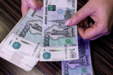 Руската рубља зајакна за дури 45% во однос на доларот – овој феномен има и негативна страна