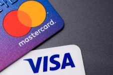 Британските банки подготвуваат сопствен платен систем: Дали ова ќе ја намали зависноста од Visa и Mastercard?