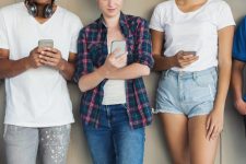 Македонските граѓани просечно на мобилен зборуваат 228 минути во месецот