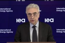 Меѓународна агенција: Енергетската криза доаѓа. Секој што може нека работи од дома