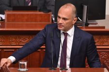 Филипче предупредува: Под знак прашање исплатата на плати и пензии