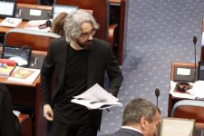 Апасиев: Државата на супербогатите им простува илјадници евра, а 100% го даночи работникот за минималец