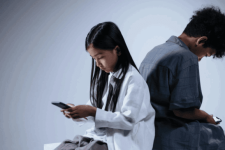 Индонезија ги забрани социјалните медиуми за лица под 16 години