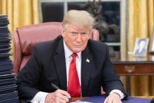 Трамп со нова царинска војна: Воведува царини од 25% за автомобили и камиони од ЕУ