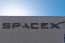SpaceX излегува на берза со рекордна проценета вредност