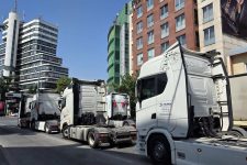 Транспортерите ја блокираа крстосницата кај Делегацијата на ЕУ, бараат решение за престојот во Шенген зоната