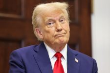 Трамп во јули направил повеќе од 1.000 берзански трансакции, вредни до 270 милиони долари