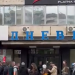 Редици пред експозитурите на Алта банка во Нови Сад, граѓаните загрижени по одземањето на дозволата за работа